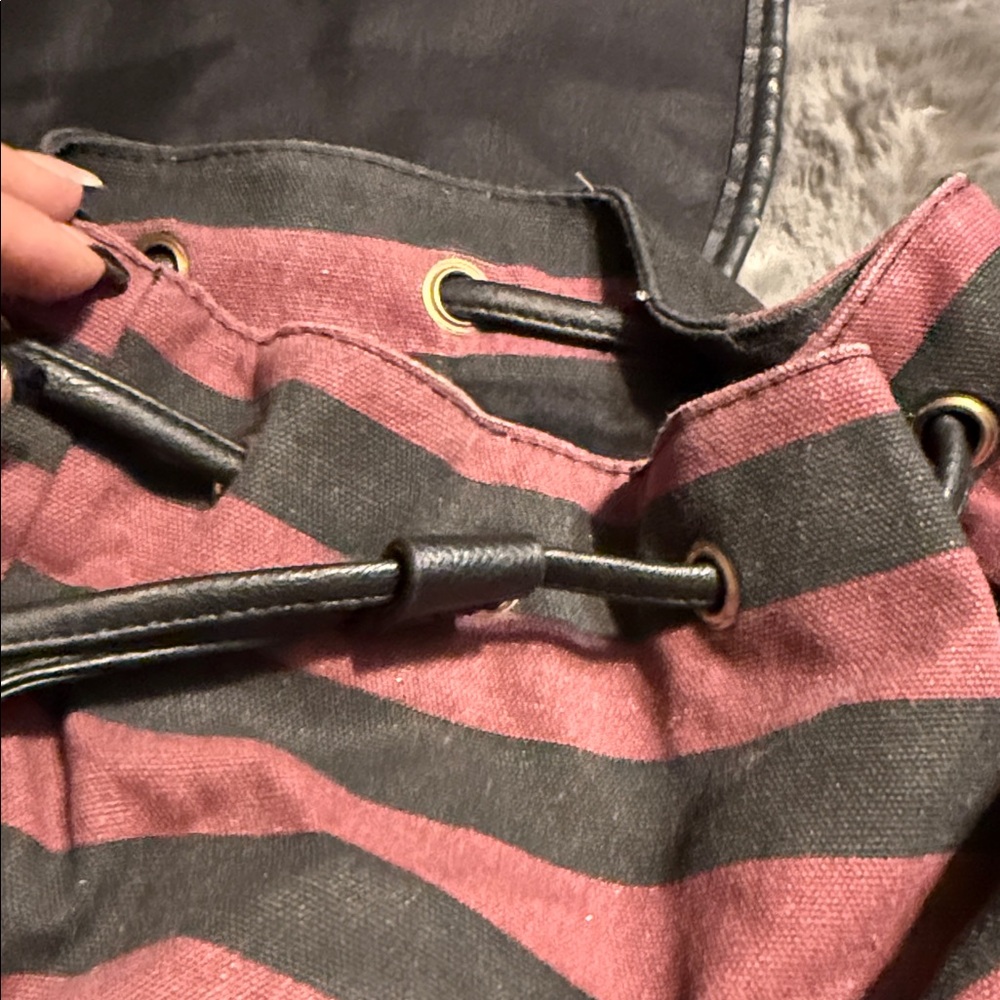 Chic Striped Drawstring Backpack - Picture 2 of 4